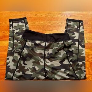 CVG Reversible Camo Capri Leggings
